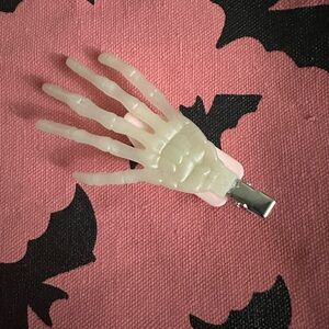 Skeleton Hand Hair Clip - Cream